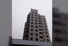أم تصور لحظة موت ابنها