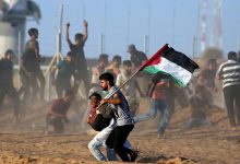 استشهاد فلسطيني وإصابة ٣٠