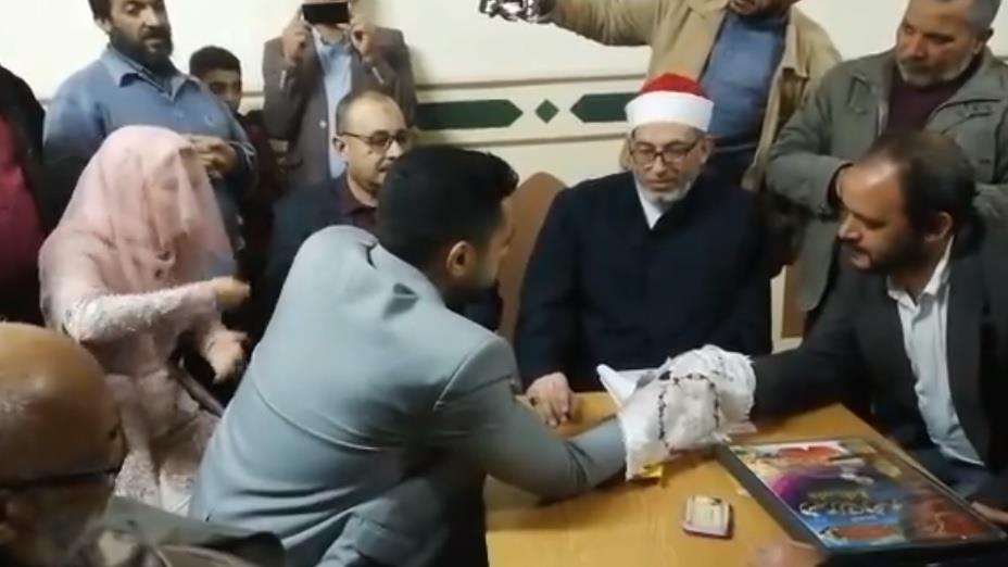 رجل أصم يحقق حلمه ويكون وكيلاً لابنته في عقد قرانها