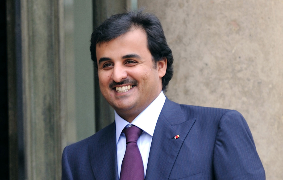 أمير قطر يلعب كرة القدم