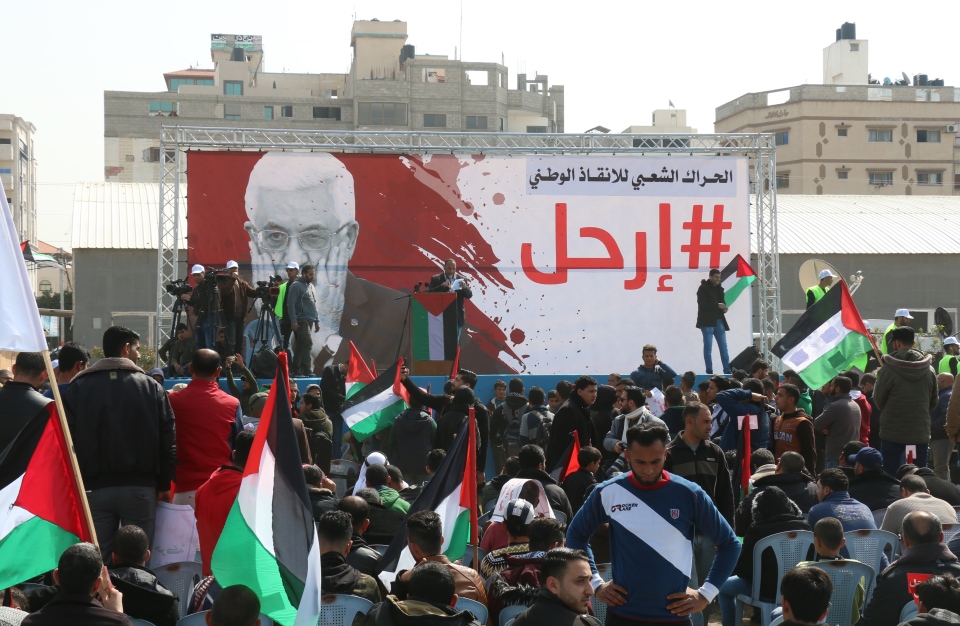 فسطينيون يطالبون برحيل الرئيس عباس