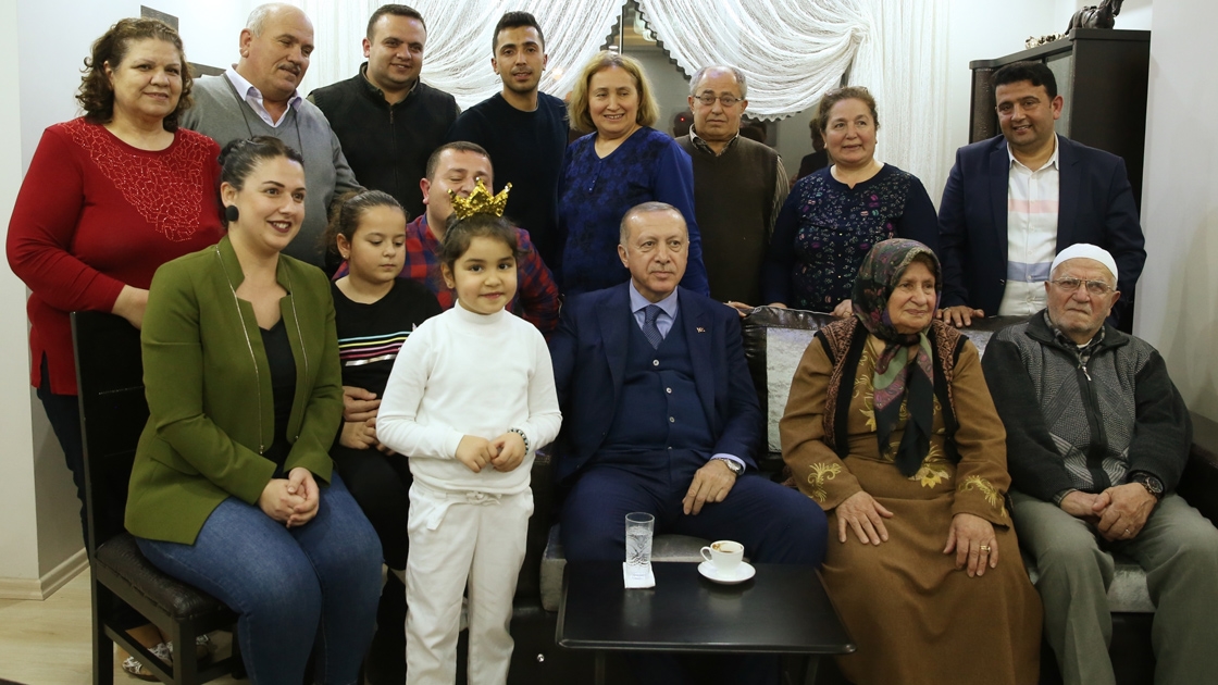 الرئيس التركي رجب طيب اردوغان يزور مسن في هاتاي
