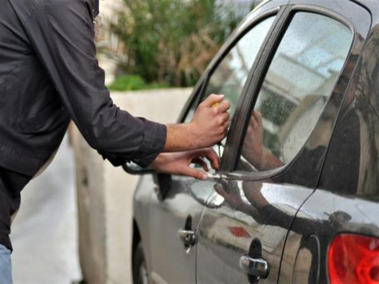 سارق سيارات يطلب من الزوجة النزول ليسرق السيارة