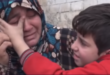 مشهد مؤثر لطفل يمسح دموع والدته المريضة