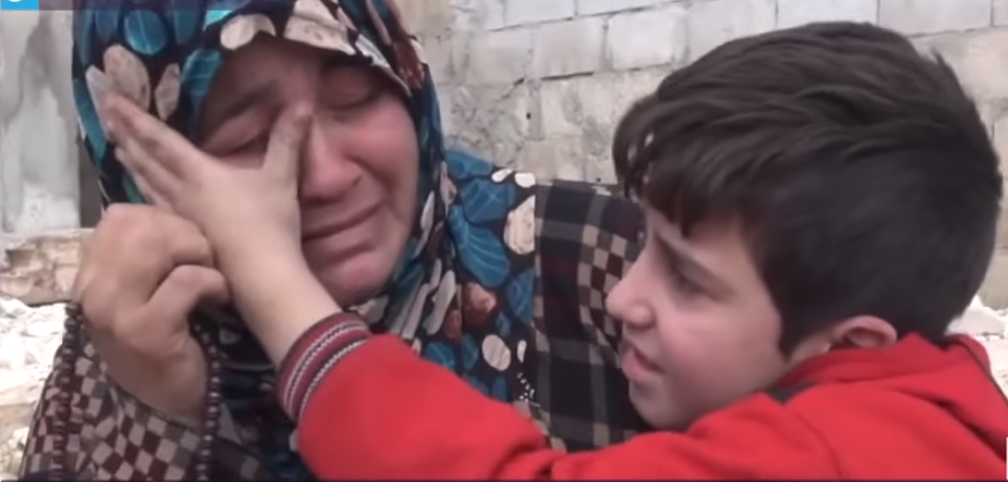 مشهد مؤثر لطفل يمسح دموع والدته المريضة