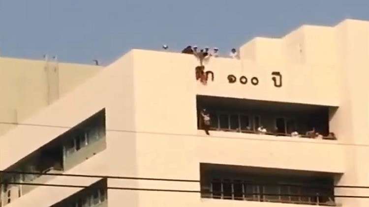 فتاة تسقط وينقذها ثوبها